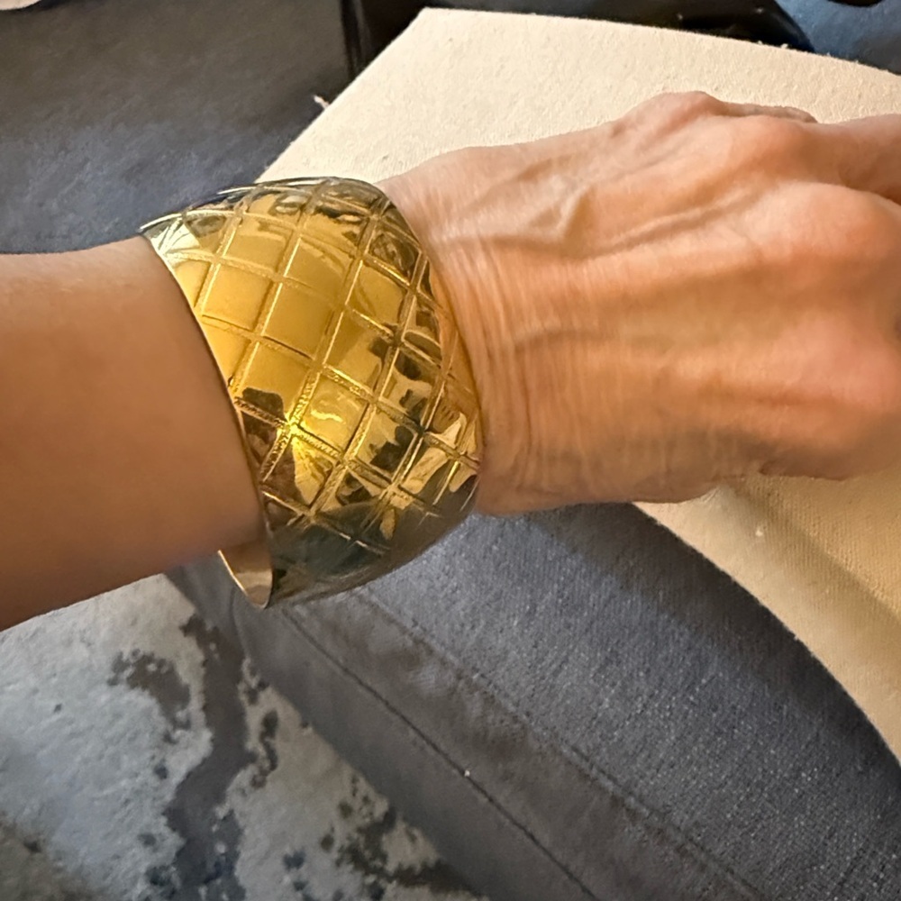 Vintage 1986 Avon “Fashion Points” Gold Tone Wide Cuff Bracelet W/Quilted Design - Picture 2 of 4